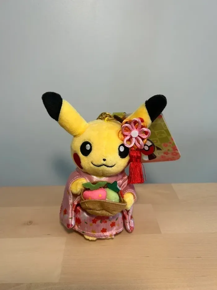 Peluche Porte-clés Pikachu Hannari – Tea Party Version – Pokémon Center Kyoto (Rare / Collector)