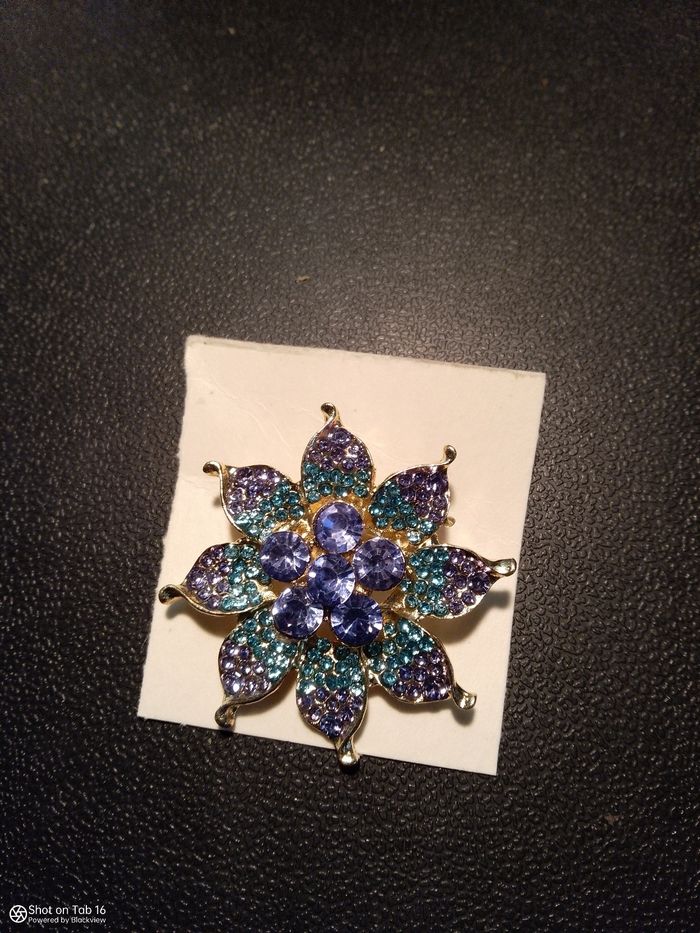 Superbe broche en forme d'étoile ou de fleurs multicolores neuf - photo numéro 2
