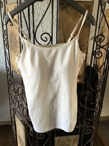 Top crème avec soutien gorge intégré