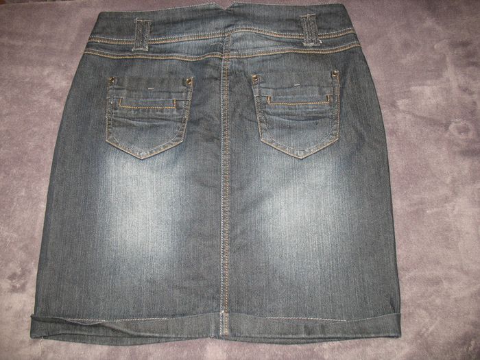 JUPE COURTE EN JEAN BLEU FONCÉ DÉLAVÉ "CACHE CACHE" - TAILLE 40 - n°05 - photo numéro 2
