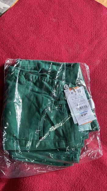 Joli jean vert neuf avec étiquette taille 34
