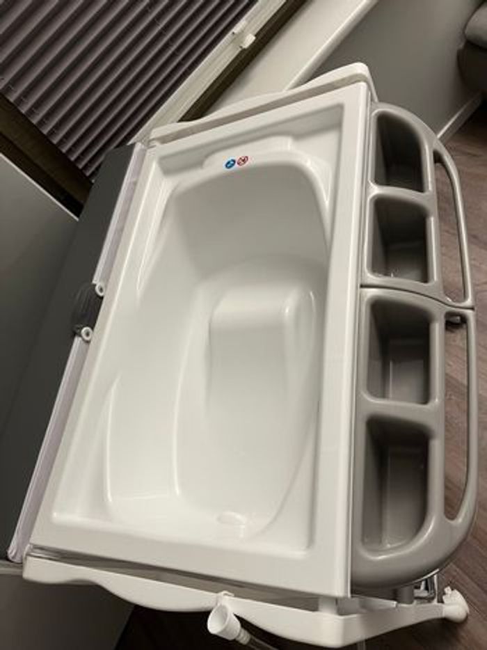 Table à langer & baignoire - photo numéro 4