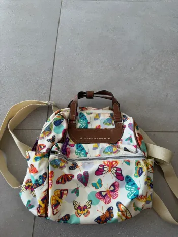Sac à dos multicolore lily bloom, bon état mais il y a des traces vers le haut  25*28cm