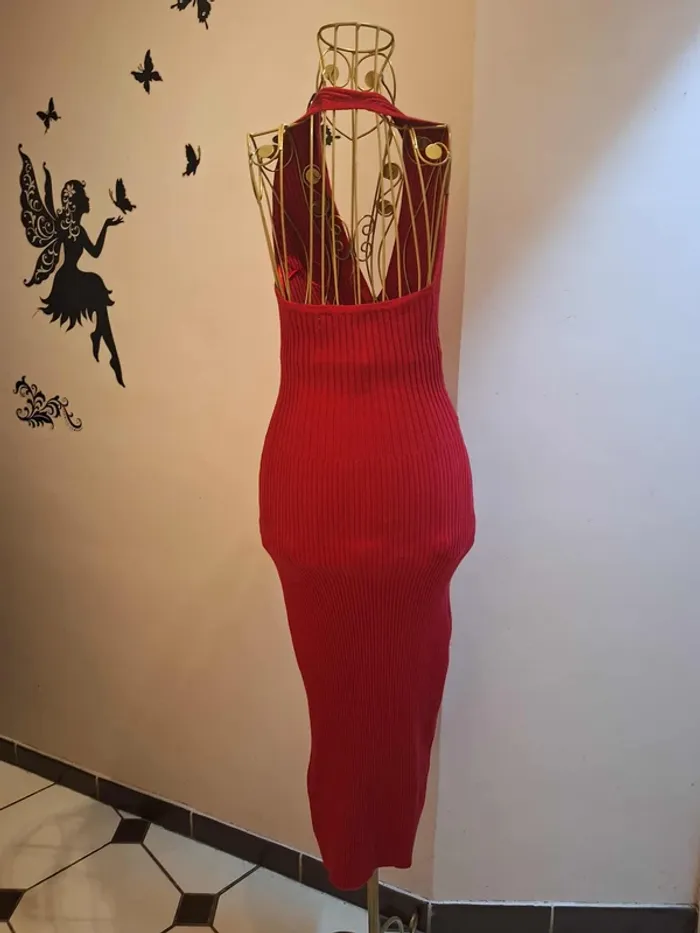 Robe bordeaux dos nu - photo numéro 2