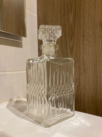 Jolie carafe, bouteille en verre Vintage, avec motifs intégrés dans la matière, très ancienne.