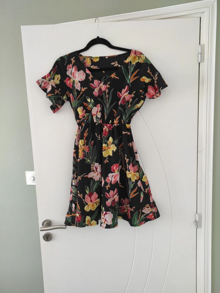 Robe fleurie M avec ceinture
