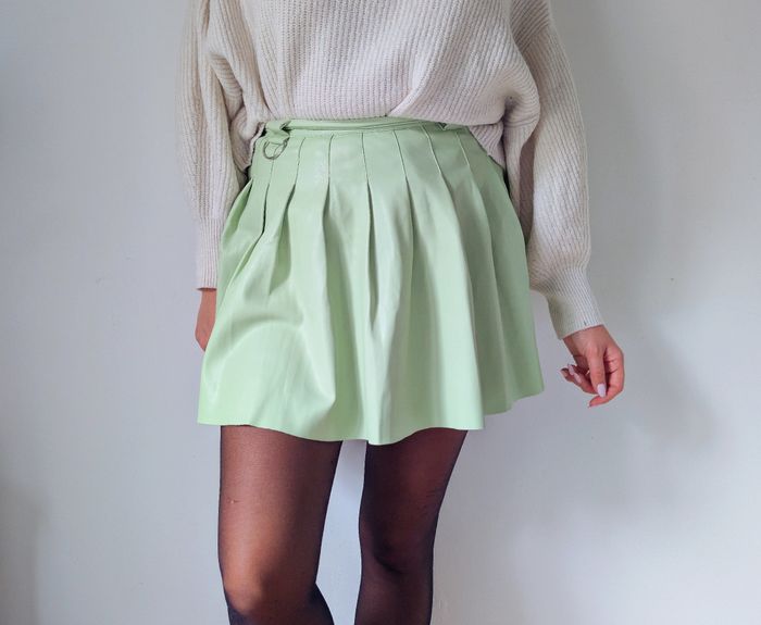 Jupe patineuse simili cuir vert clair originale tendance hiver Marque Bershka Taille 38 M
Très bon état - photo numéro 2