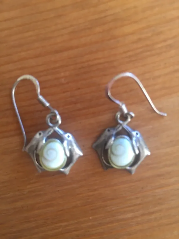 Boucles d oreilles fantaisie argentées et pierre blanche
