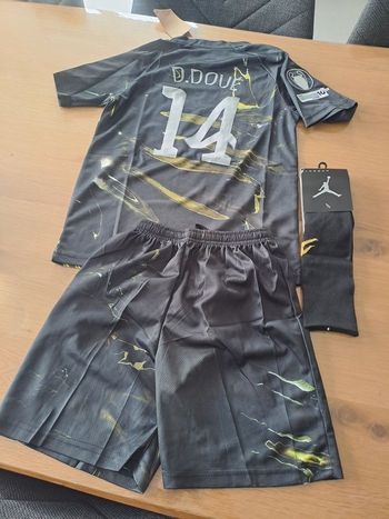 Psg nouvelle tenue 12ans foot etoile