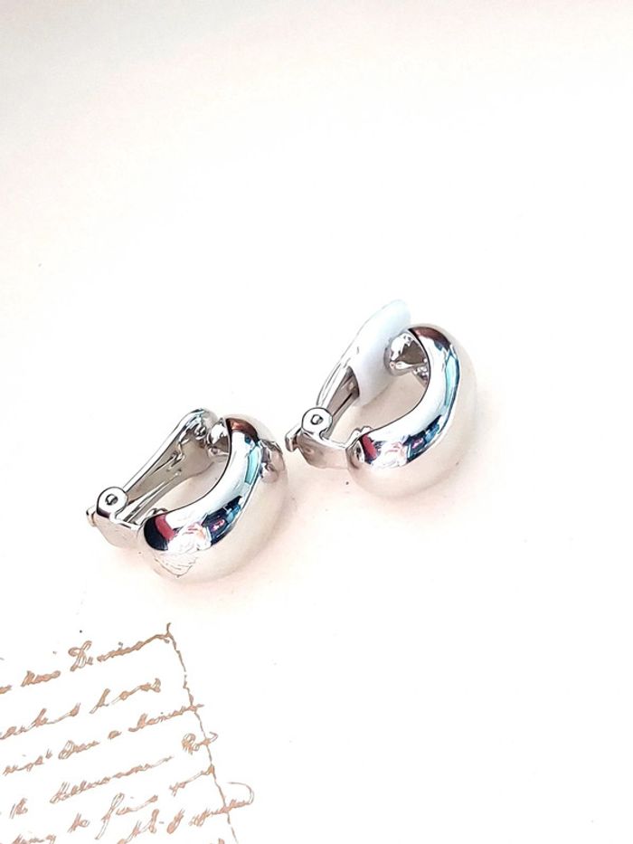 Magnifique paire de boucles d'oreilles à clip couleur argenté - photo numéro 2