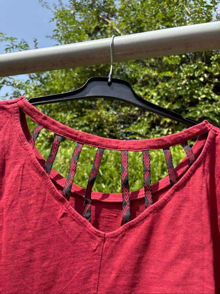 T-shirt bordeaux col à détail ajouré à l’arrière – Marque Bershka - photo numéro 3