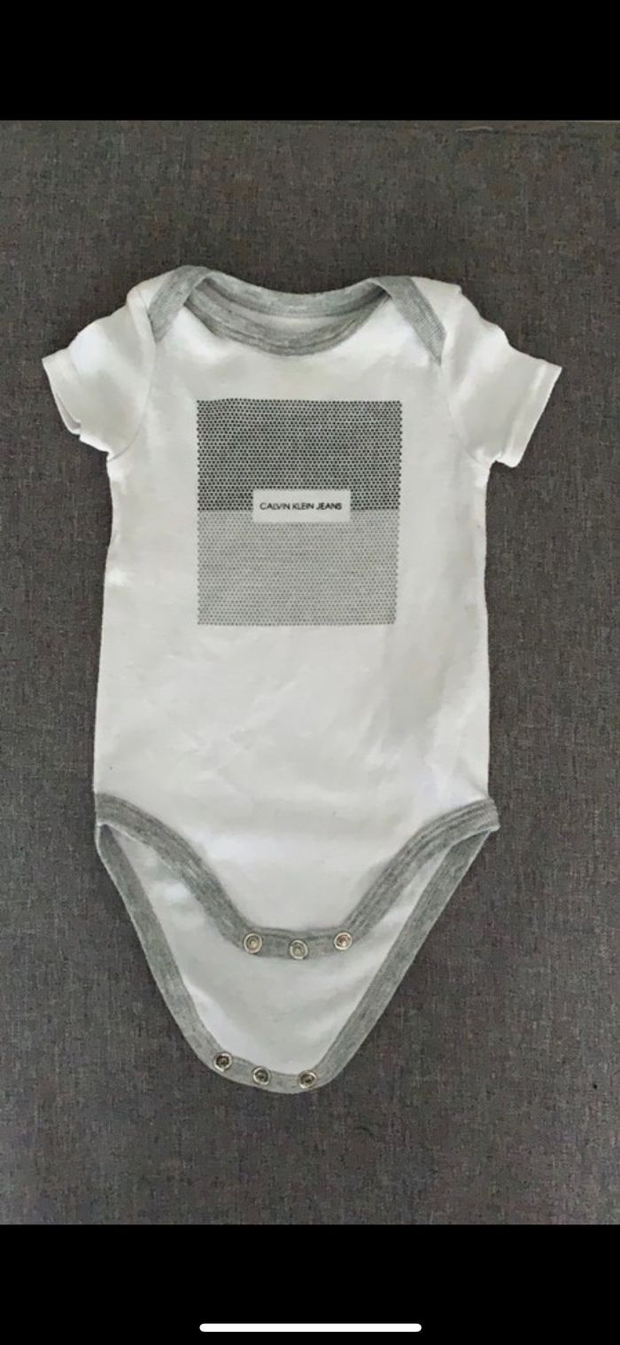 Lot de 2 bodies 3/6mois Calvin K - photo numéro 3