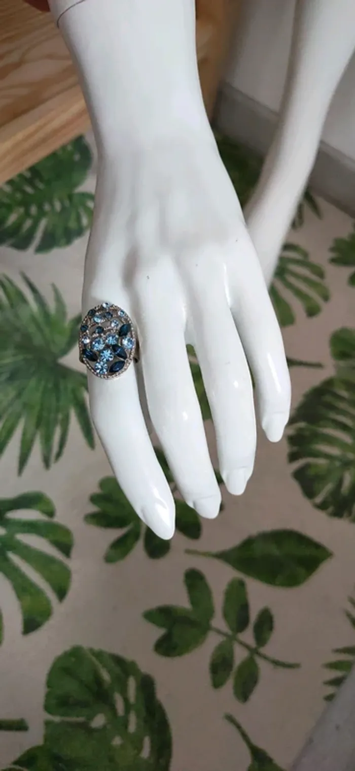 Bague perles bleues m, en très bon état