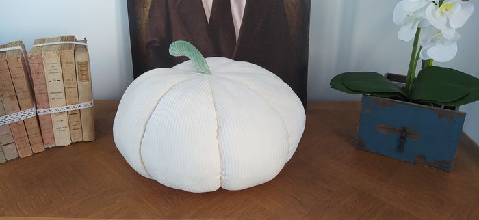 Coussin citrouille beige en velours côtelé.