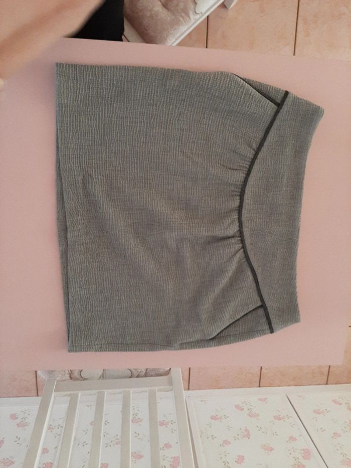 Jupe courte taille xl .gris chiné
