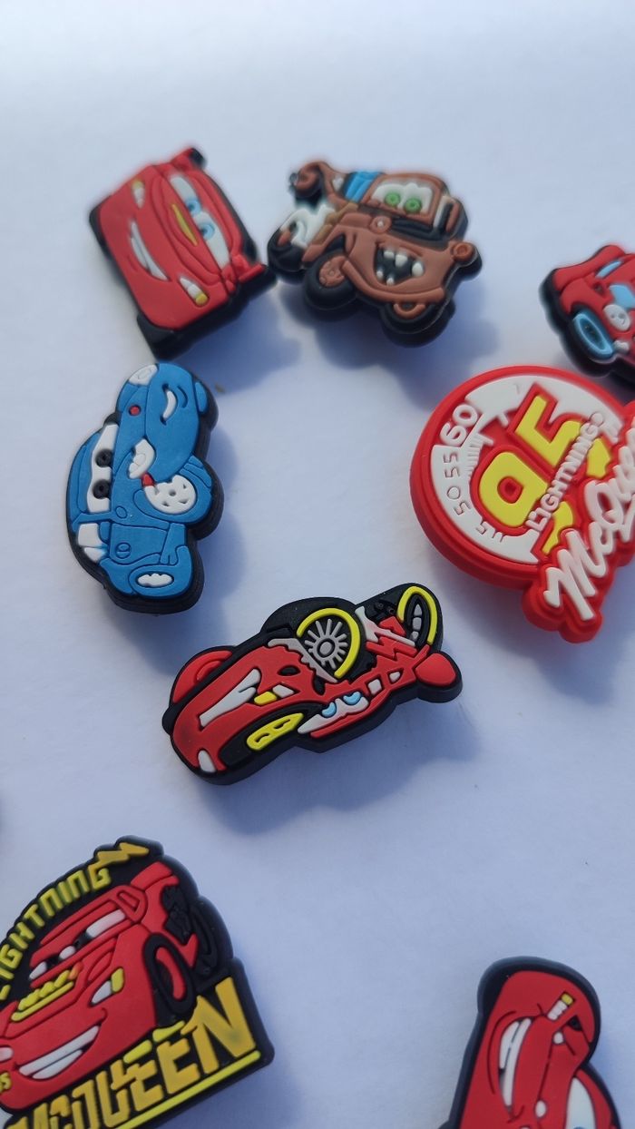Lot pins crocs cars - photo numéro 2