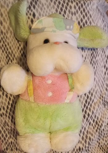 gros chien blanc rose clair vert Nounours  peluche doudou 44cm +/- casquette tissu intégrée cousue vintage ancien multicolore bretelles tissu pieds blancs fausse fourrure