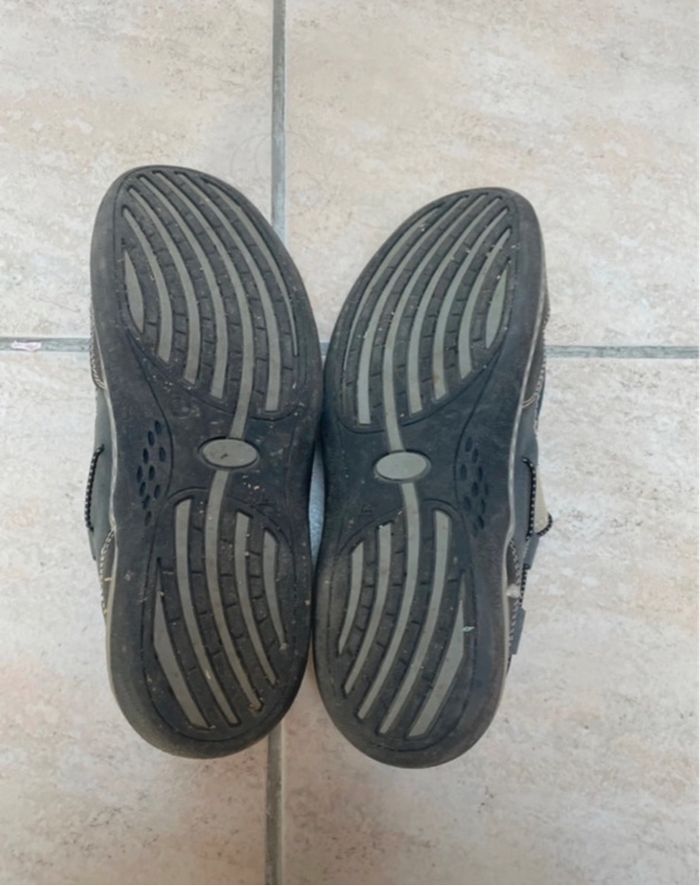 Chaussures grises - photo numéro 3