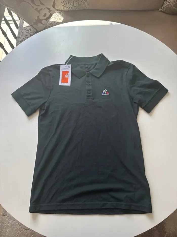 Polo Le Coq Sportif Vert Foncé – Taille XS – Neuf avec Étiquette
