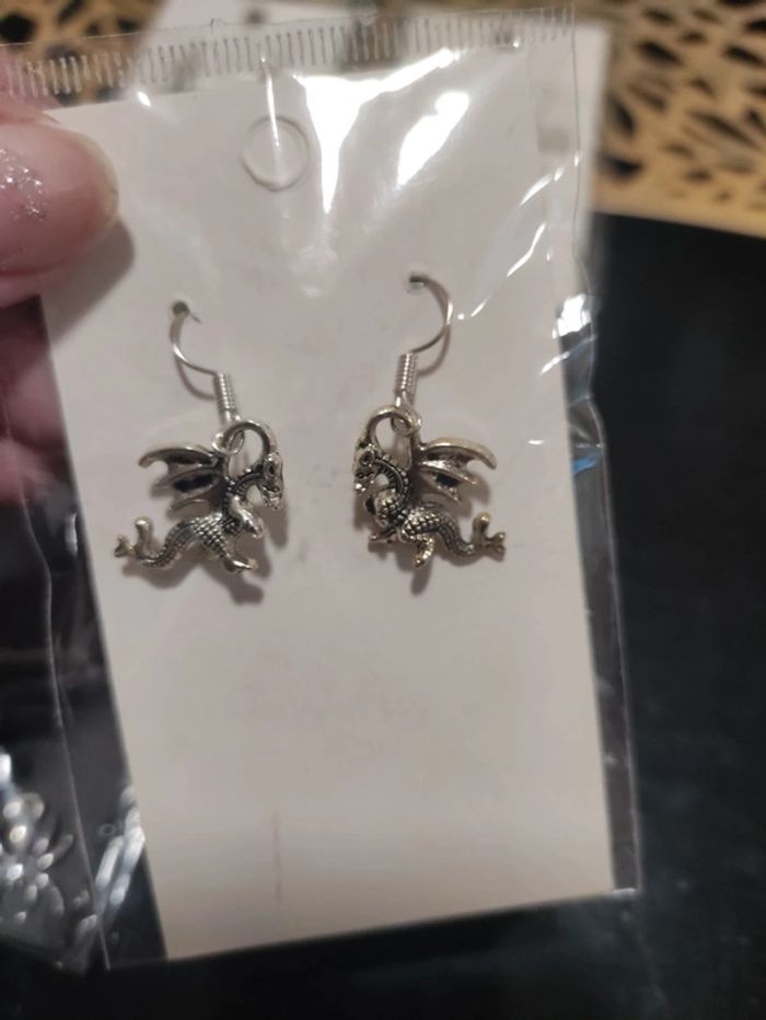 Lot de 6 bijoux neufs thème tête de mort, croix, araignée et dragon - photo numéro 2
