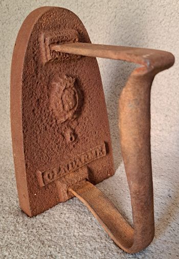 Ancien fer en fonte Gendarme numéro 6