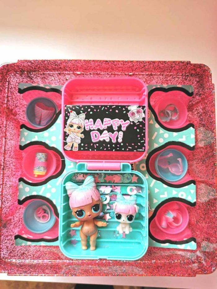 Poupée L.O.L. Surprise Deluxe Present Surprise Pink , très bon état - photo numéro 3