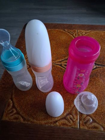 Lot 2 biberons cuilleres neuf et 1 biberon sans tetine jamais servi