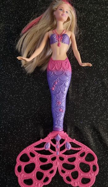 poupée BARBIE sirène (sa queue tourne)