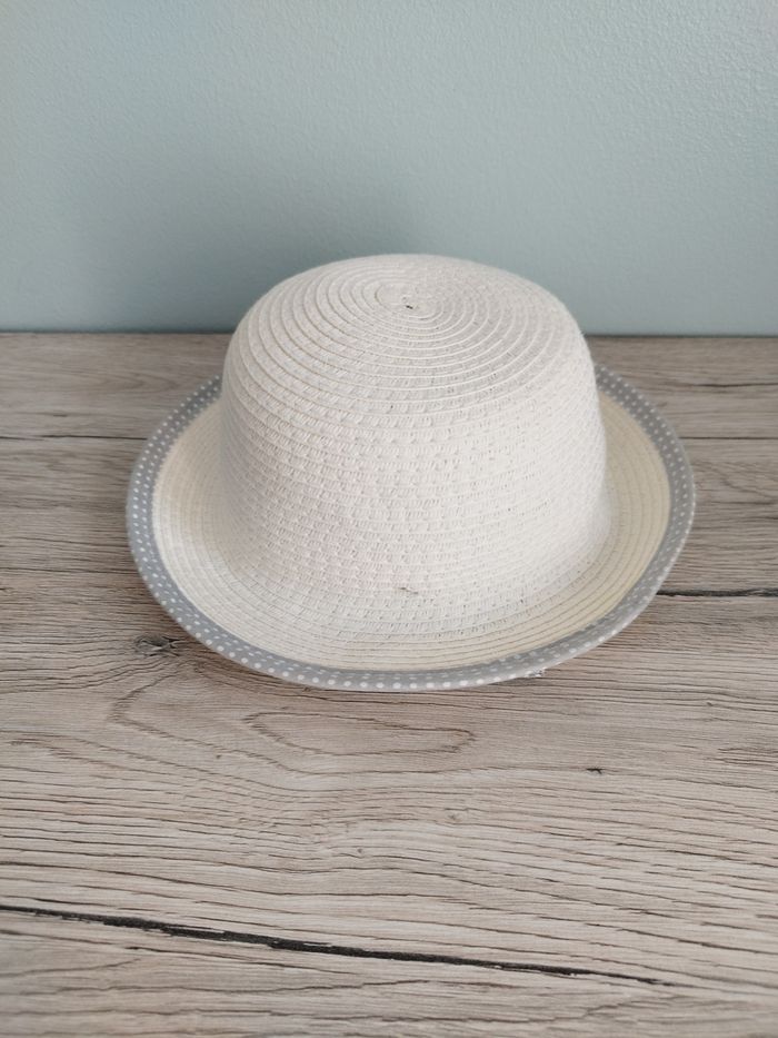 Élégant chapeau avec attache