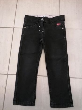 Jean neuf juste lavé taille 3-4 ans