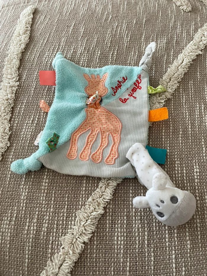 Peluche doudou plat 17cm Sophie la girafe bleu et orange très bon état