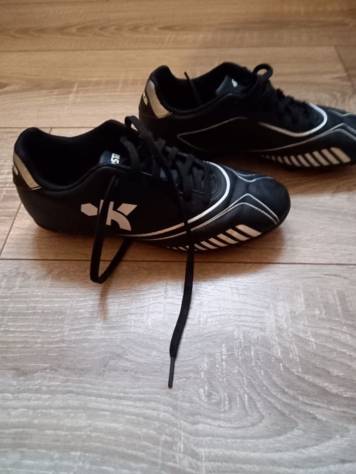 Chaussures de foot noires marque Kipsta taille 36 - photo numéro 3