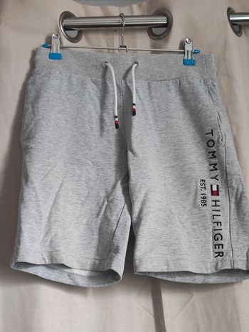 Short gris tommy Hilfiger taille 152