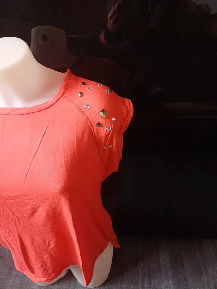 Joli tee shirt léger avec strass corail taille 40/42 - photo numéro 3