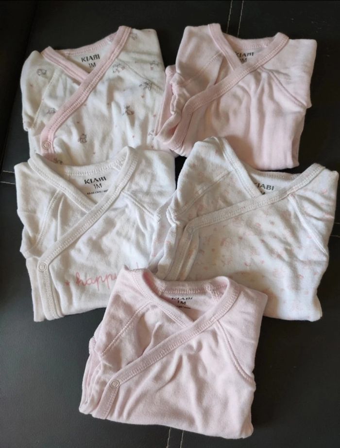 Lot 5 bodies manches courtes taille 1 mois