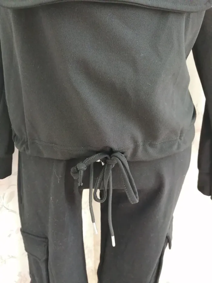 Sweat à capuche fin tricolore avec fermeture sur le col et poche kangourou  / sans marque / (TU) - photo numéro 7