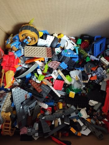 300 pièces LEGO OFFICIELLE
