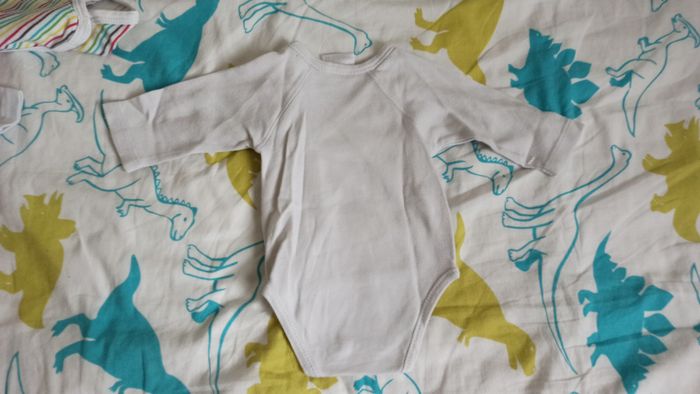 Lot bodies 1 mois - photo numéro 7