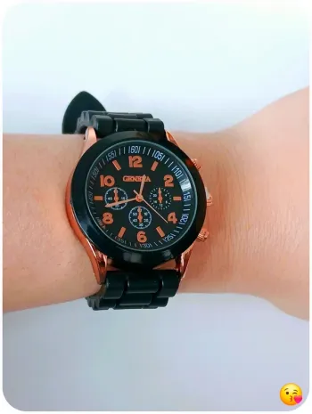 Montre chic à grand cadran avec bracelet moderne