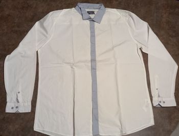 Chemise blanche et grise