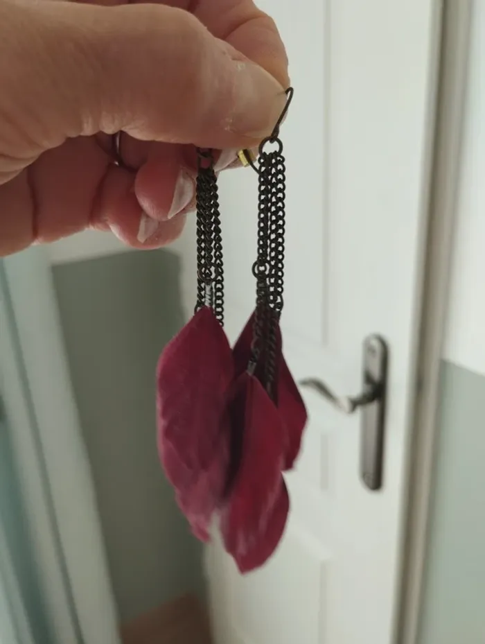 Boucles d'oreilles plumes bordeaux Moa - photo numéro 2