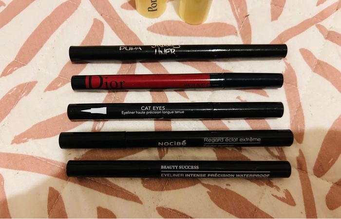 Lot de eyeliners et rouge à lèvre - photo numéro 3