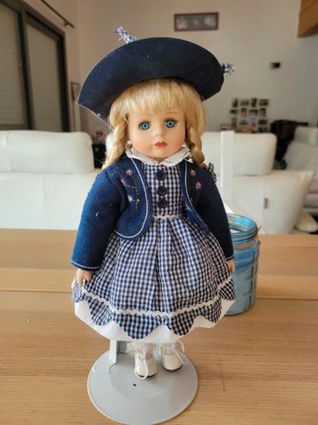 Poupée en porcelaine
