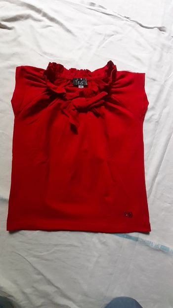 Tee shirt rouge avec nœud au col