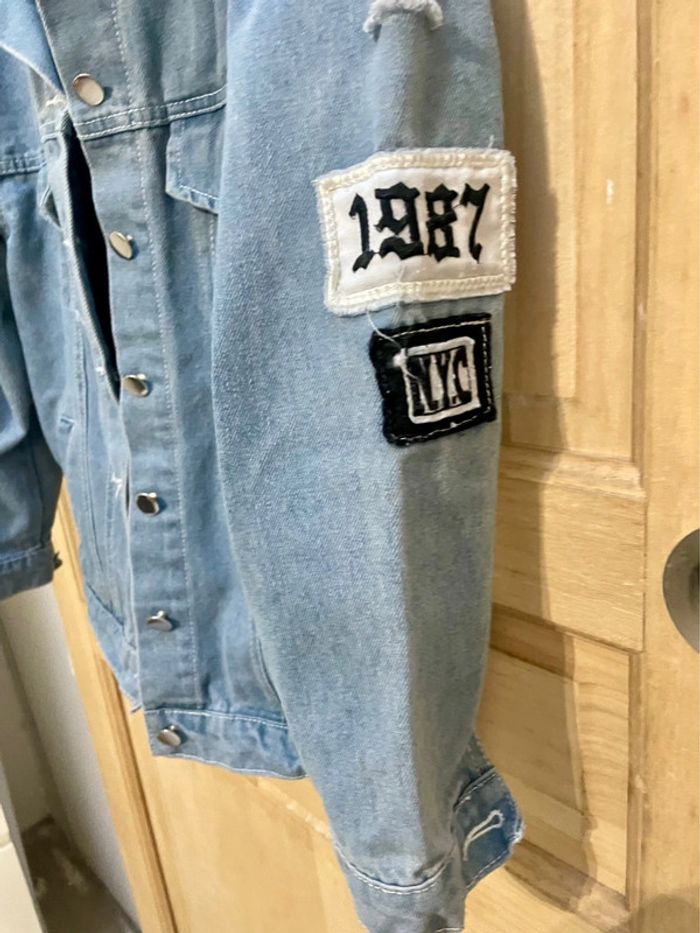 Veste en jean destroy customisée “Where is my mind?” originale, bleu clair - taille S - photo numéro 16