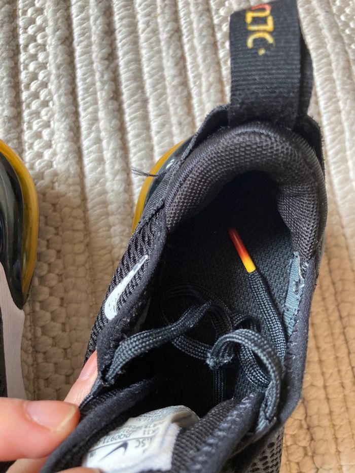 Nike air 270 noires garçon 28,5 très bon état un peu râpées sur le côté - photo numéro 3