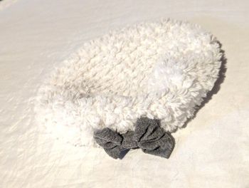 Chapeau Plat Blanc Flot Ruban Bandeau Inférieur Fin Gris Vêtement Accessoire Petits Enfants Bébés