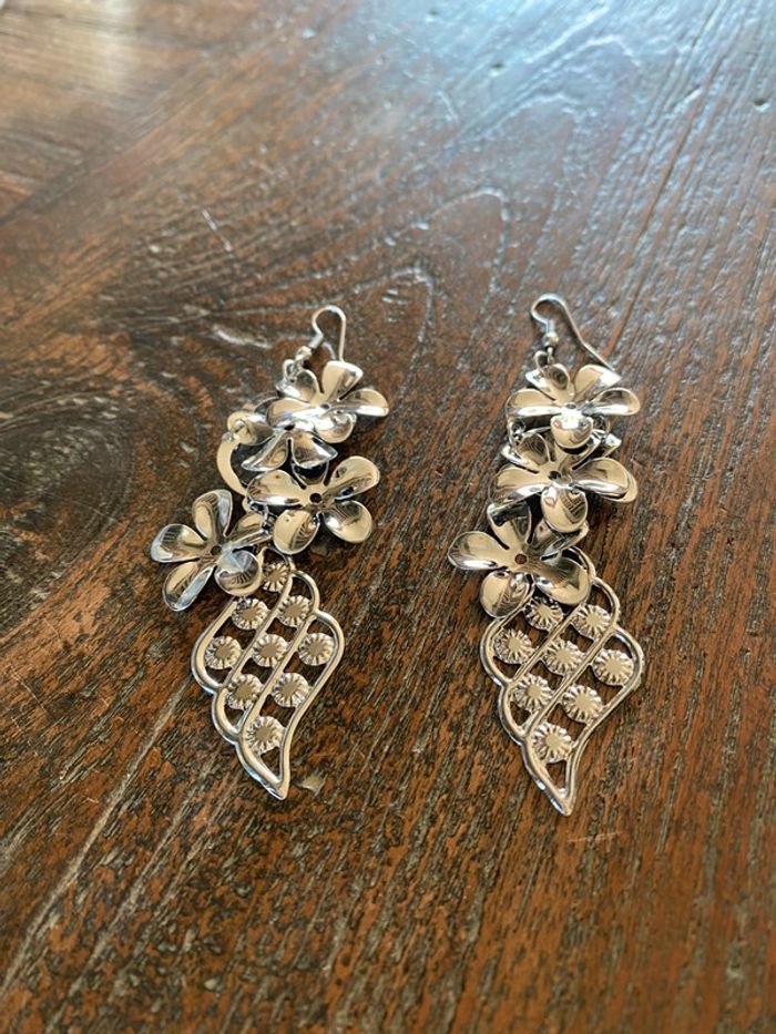 Magnifique paire de boucles d’oreilles avec fleurs - photo numéro 2