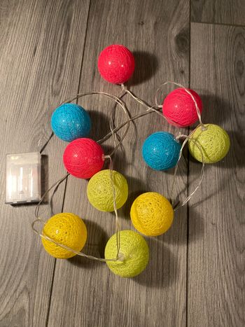 Guirlandes en forme de boules avec piles