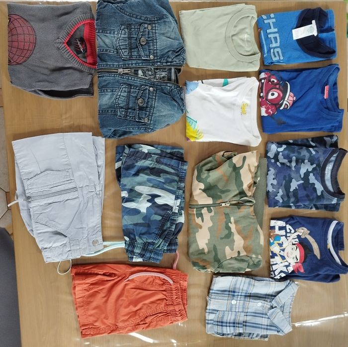 Lot 13 vêtements garçon 4 ans